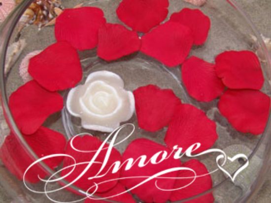 Picture of Floating Silk Rose Petals  - True Red/Apple Red (200/bag)